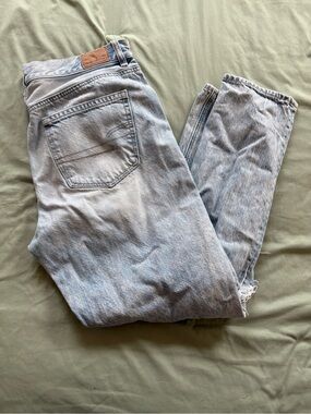 American Eagle Light Wash Mom Jean